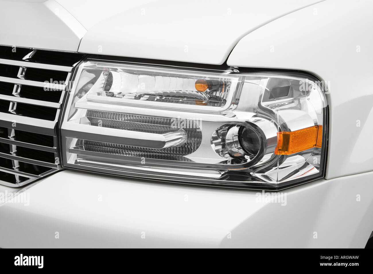 2007 Lincoln Navigator Ultimate L in White Headlight Stock Photo Alamy