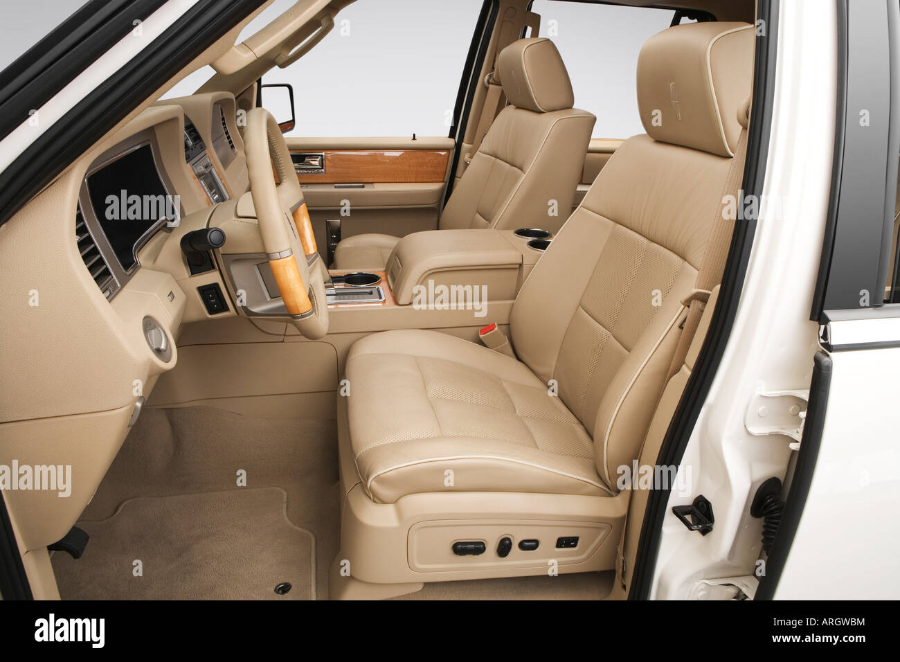 2007 Lincoln Navigator Ultimate L in White Front seats Stock Photo