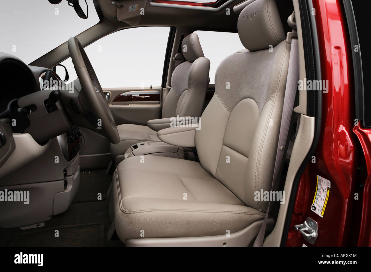 2007 Chrysler Town u0026 Country Limited in Red - Front seats Stock Photo -  Alamy