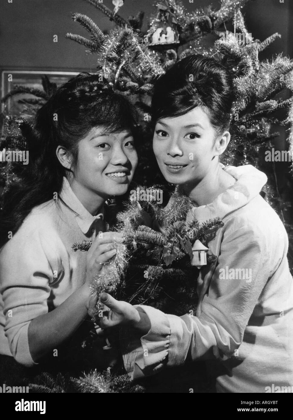 Tani, Yoko, 2.5.1932 - 3.7.1999, Japanese actress, half length, with her sister Aiko, in front of christmas tree, 1961, Stock Photo