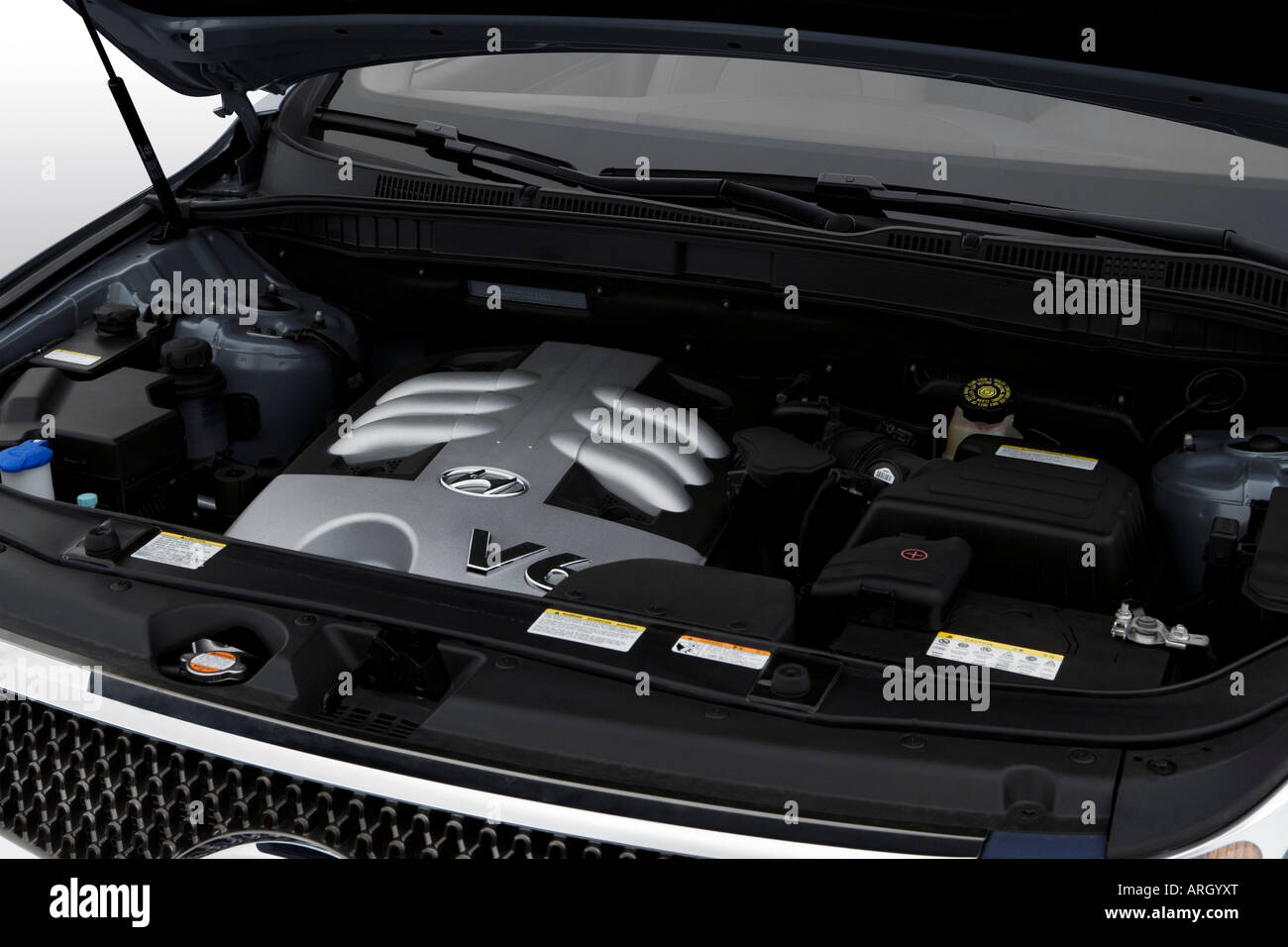 2007 Hyundai Veracruz SE in Blue - Engine Stock Photo - Alamy