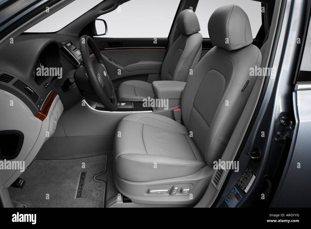 2007 Hyundai Veracruz SE in Blue - Front seats Stock Photo - Alamy