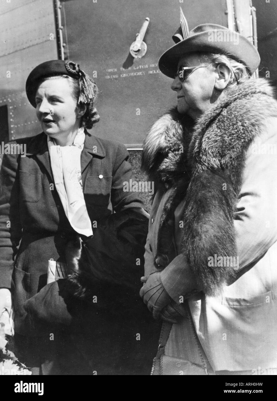 Wilhelmina, 31.8.1880 - 28.11.1962, Queen of the Netherlands, with daughter Juliana, London airport, 9.9.1944, , Stock Photo