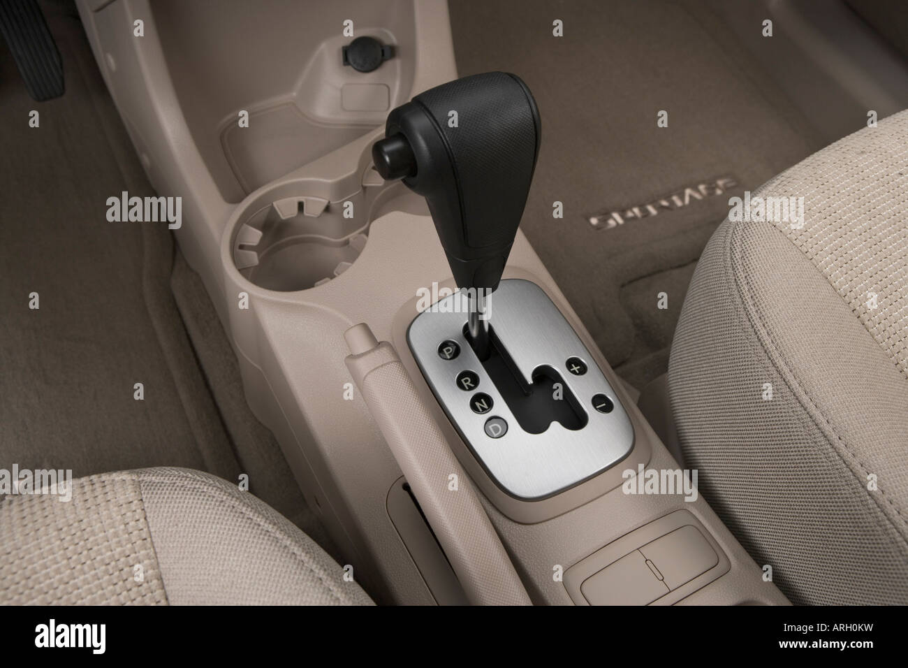 2007 Kia Sportage LX V6 in Green Gear shifter/center console Stock Photo Alamy