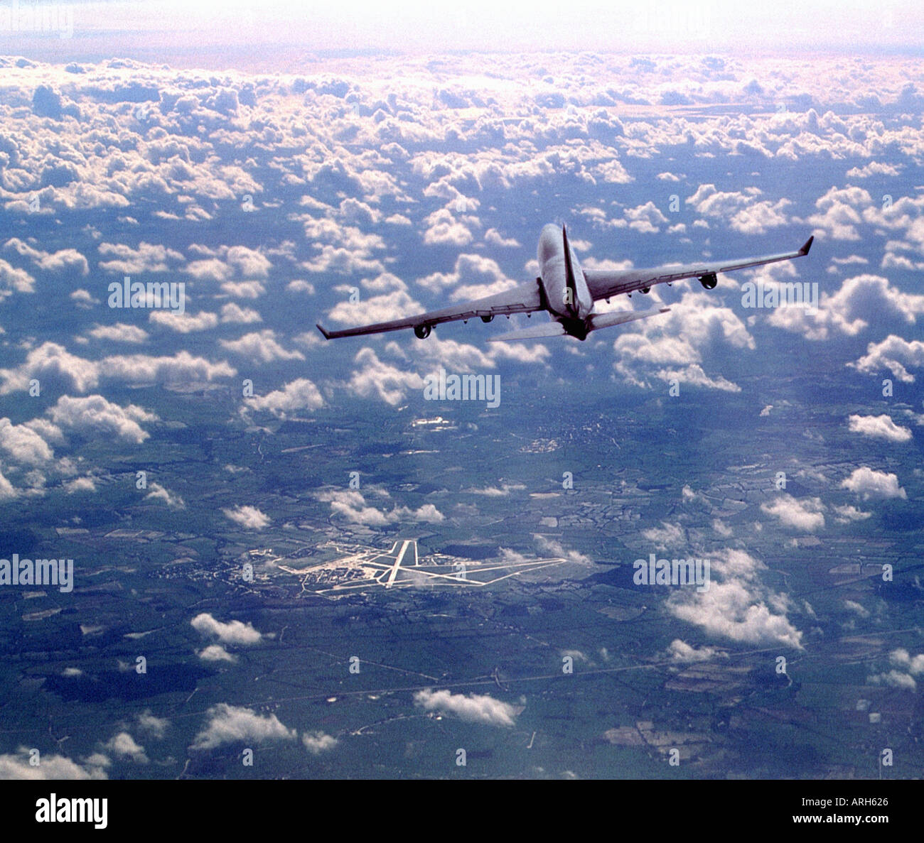 Passenger jets arrive depart hi-res stock photography and images - Alamy