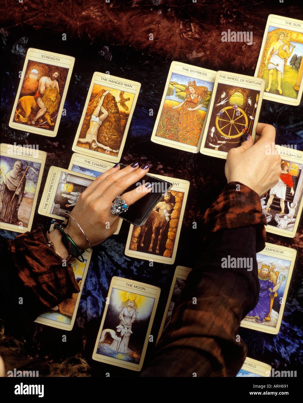 tarot card reading Stock Photo Alamy