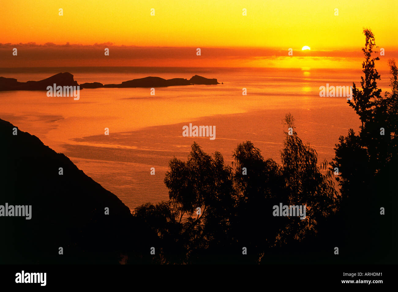 Sea silhouette jagged rocky hi-res stock photography and images - Alamy