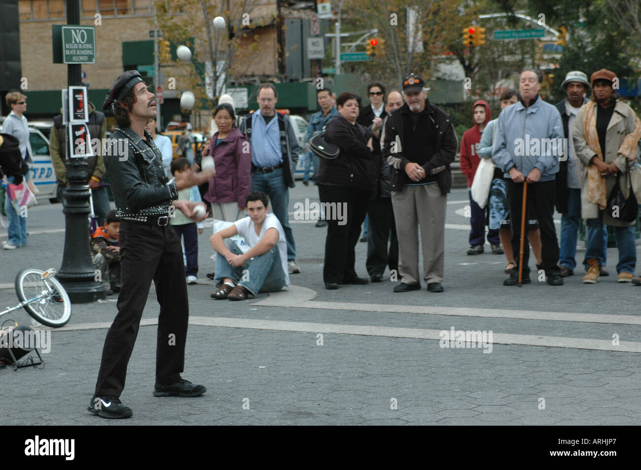 NYC STREET PERFORMER JUGGLING IN MAHATTAN S UNION SQUARE MANHATTAN NEW