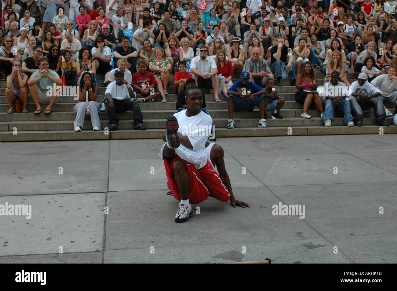 NYC BREAKDANCER 5TH AVENUE STEPS METROPOLITAN MUSEUM OF ART STREET PERFORMER TOURISM MANHATTAN NEW YORK Stock Photo