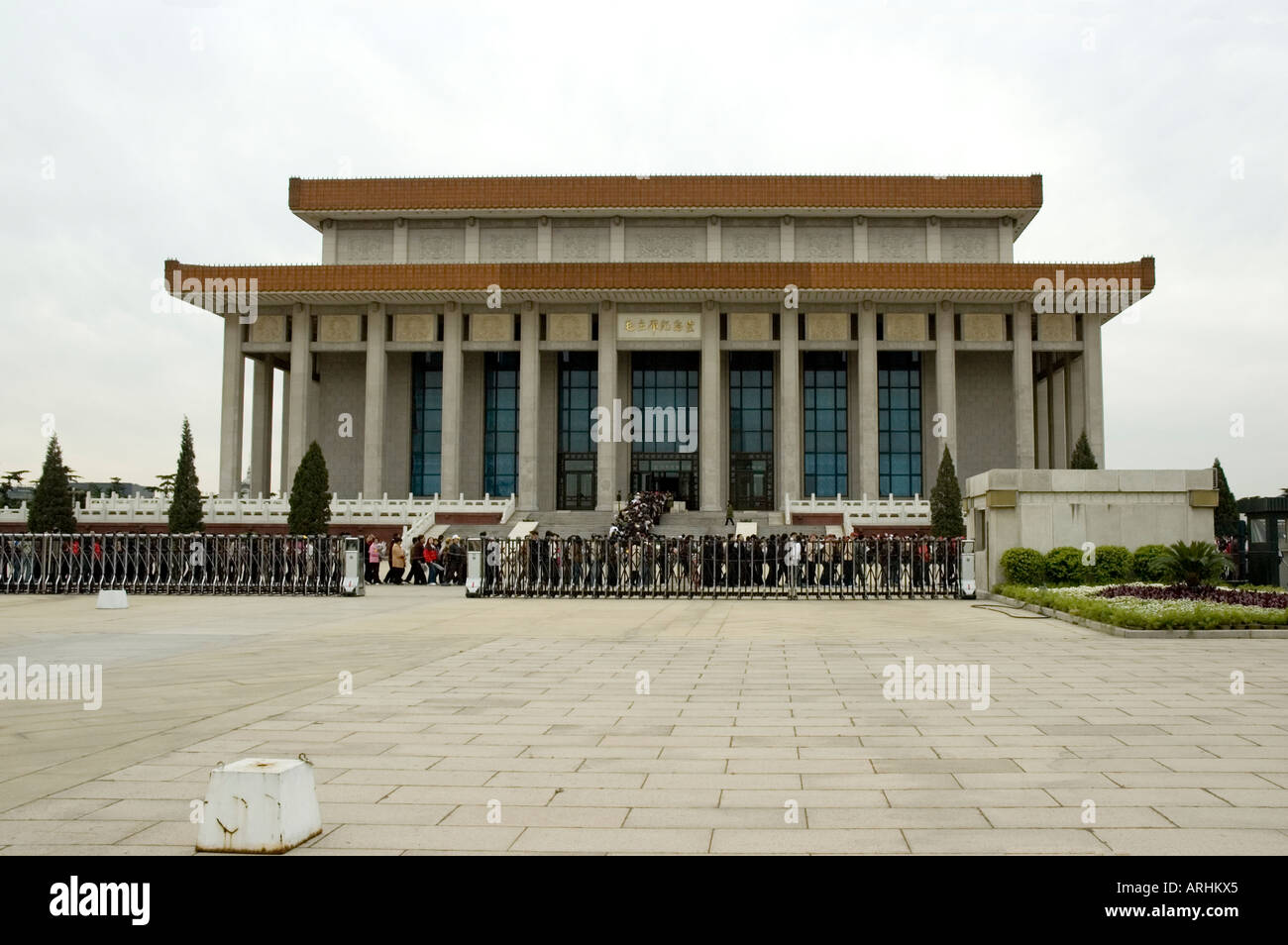 Visitors queuing to enter the Memorial Hall of Chairman Mao which has forty-four granite posts holding the double-eaved roof. Stock Photo