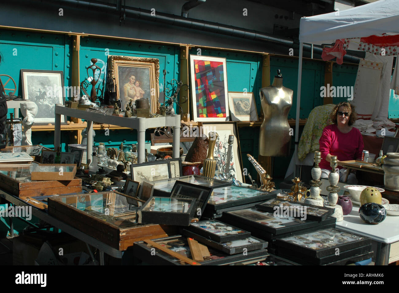 NYC OPEN AIR FLEA MARKET IN HELLS KITCHEN ANTIQUE JUNK SECOND HAND ...