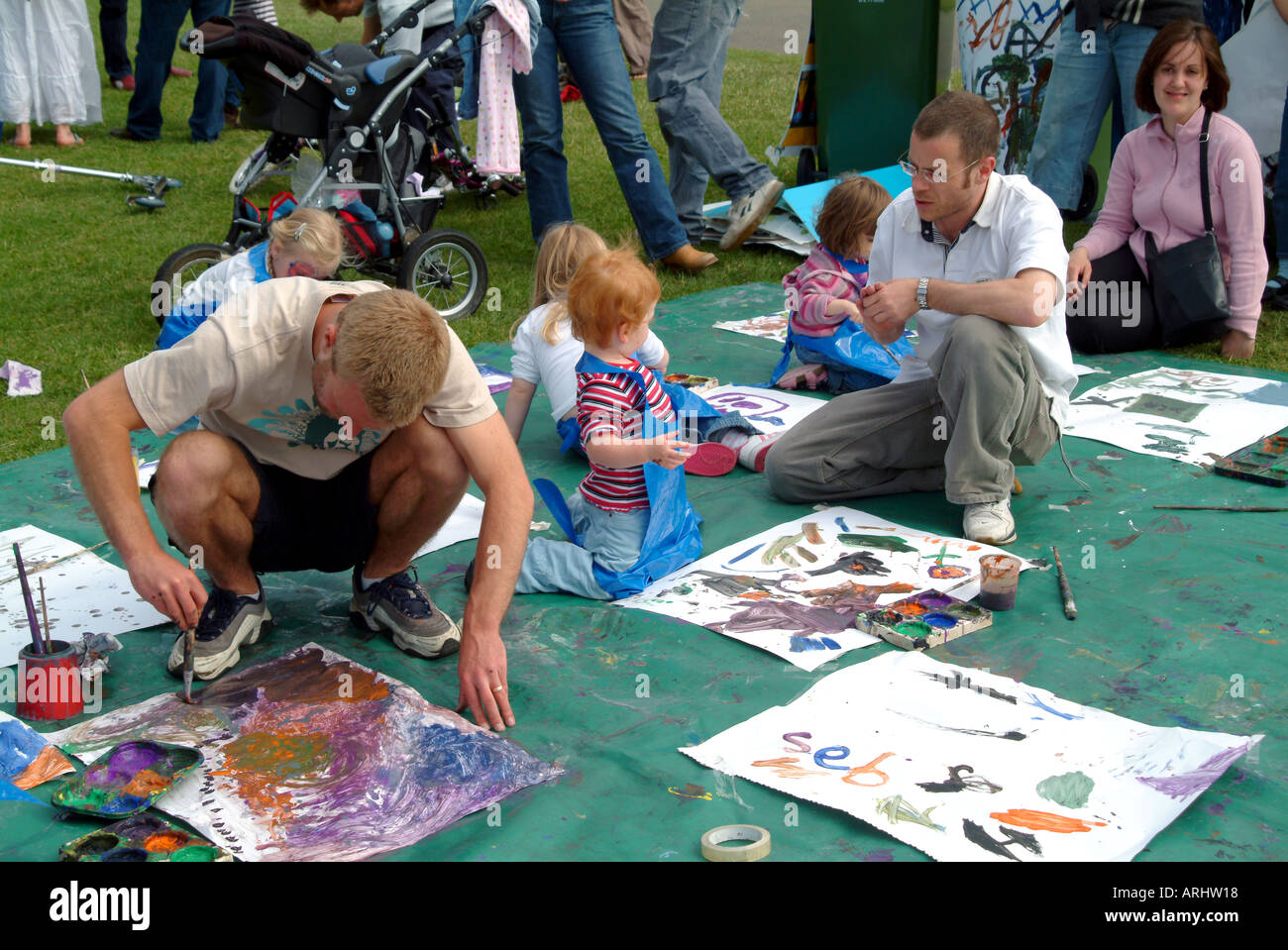 FATHERS IN PLAYGROUND IN COLOURING ACTIVITIES WITH THE CHILDREN SOUTHEAST LONDON JULY 2005 Stock Photo