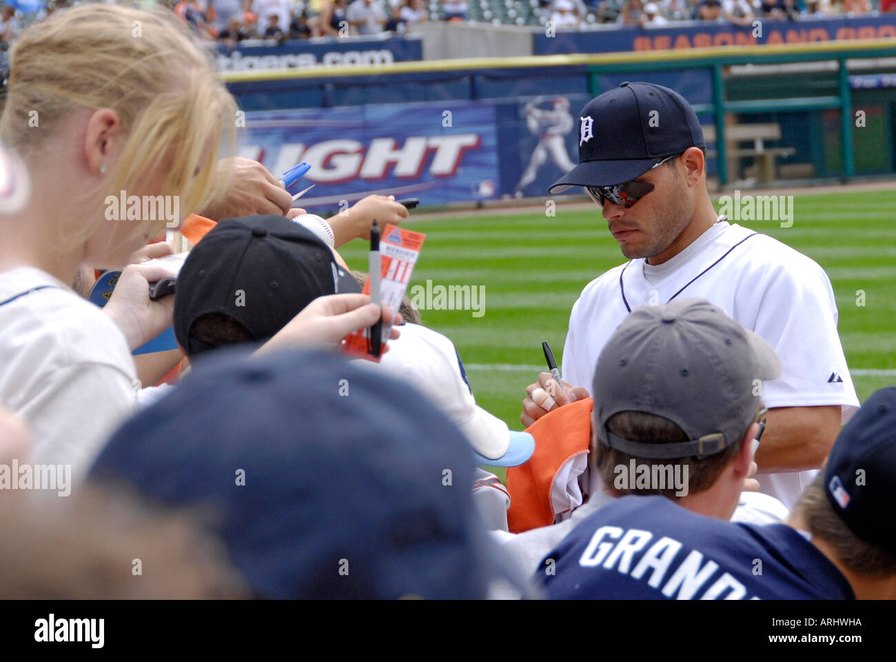 Baseball player signing autographs hires stock photography and images Alamy