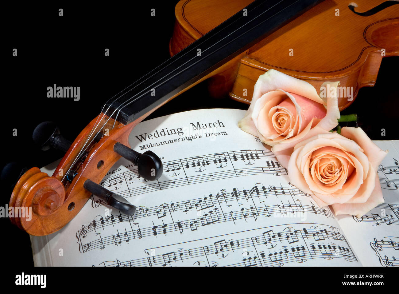 Sheet music of the Wedding March roses and violin Photo - Alamy