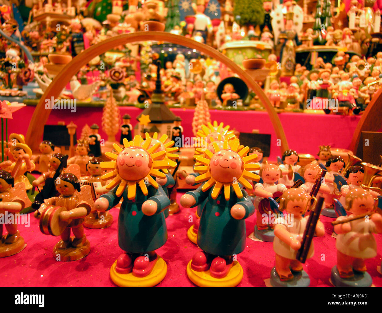 Holz figuren weihnachten hires stock photography and images Alamy