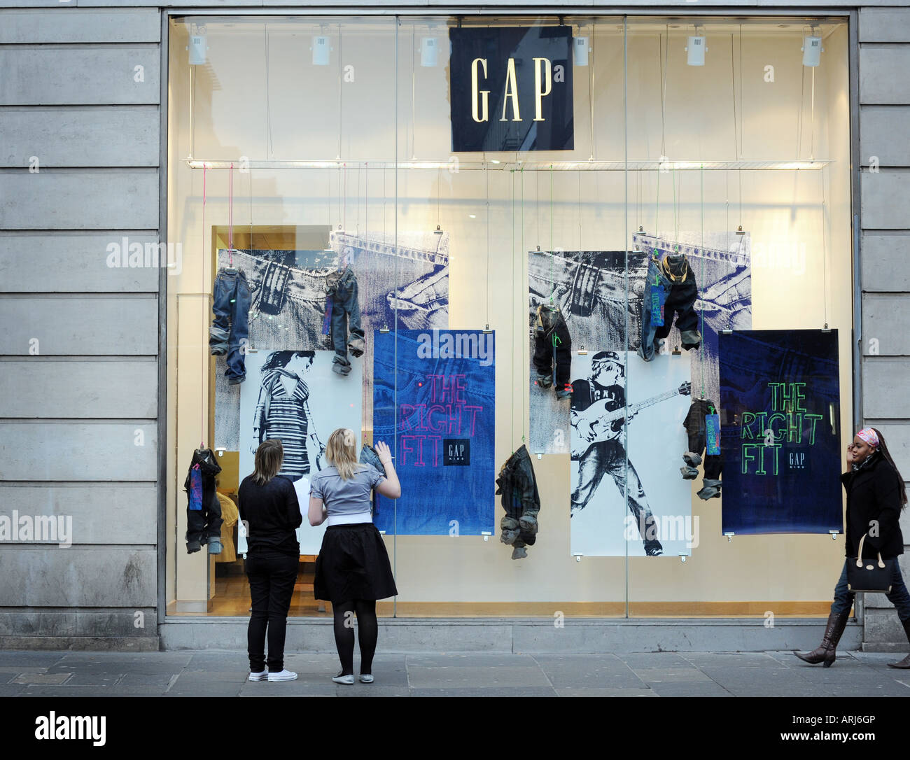 Glasgow High Street Shops Gap Argyle Street Stock Photo - Alamy