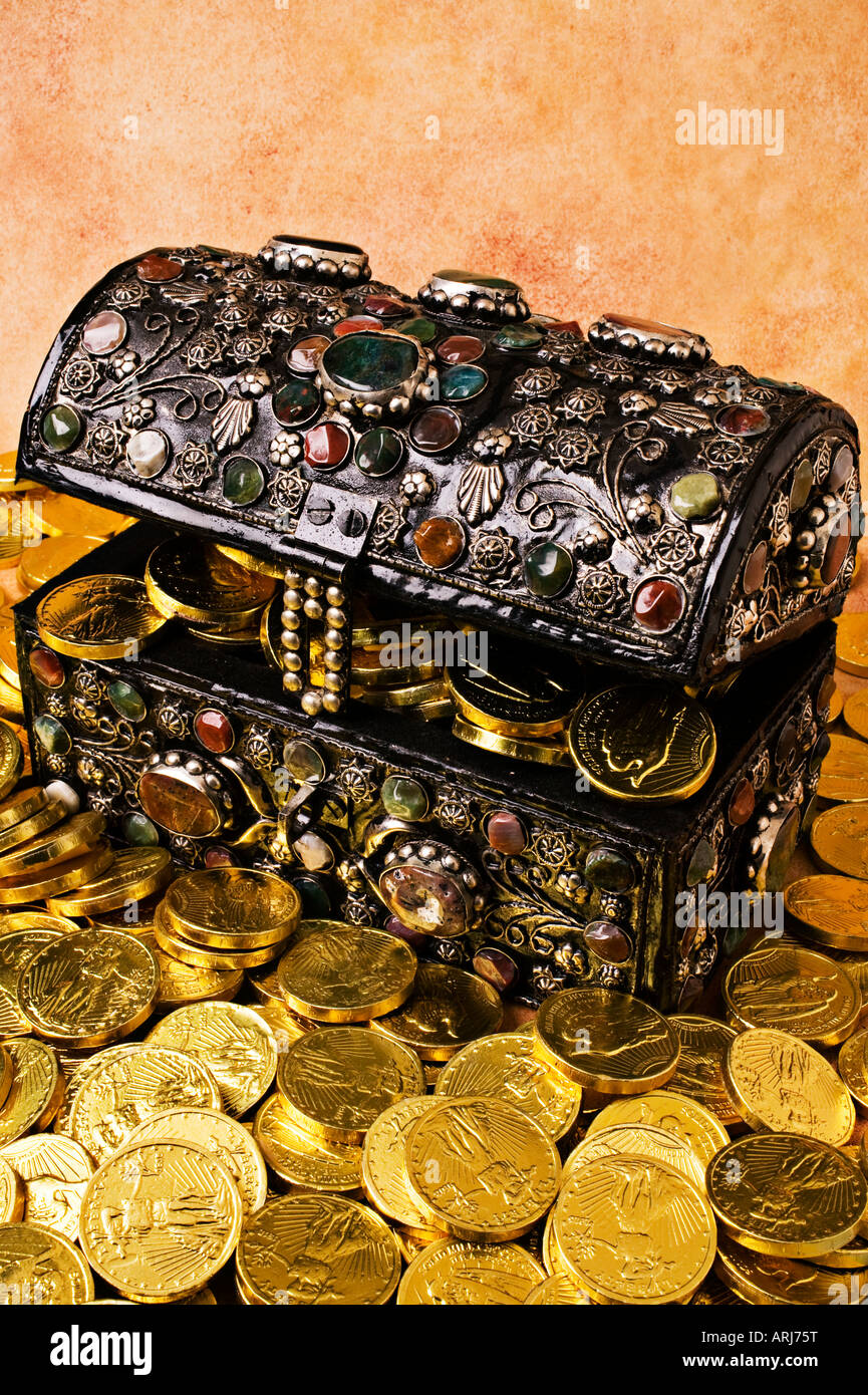 Gold treasure chest golden hi-res stock photography and images - Alamy