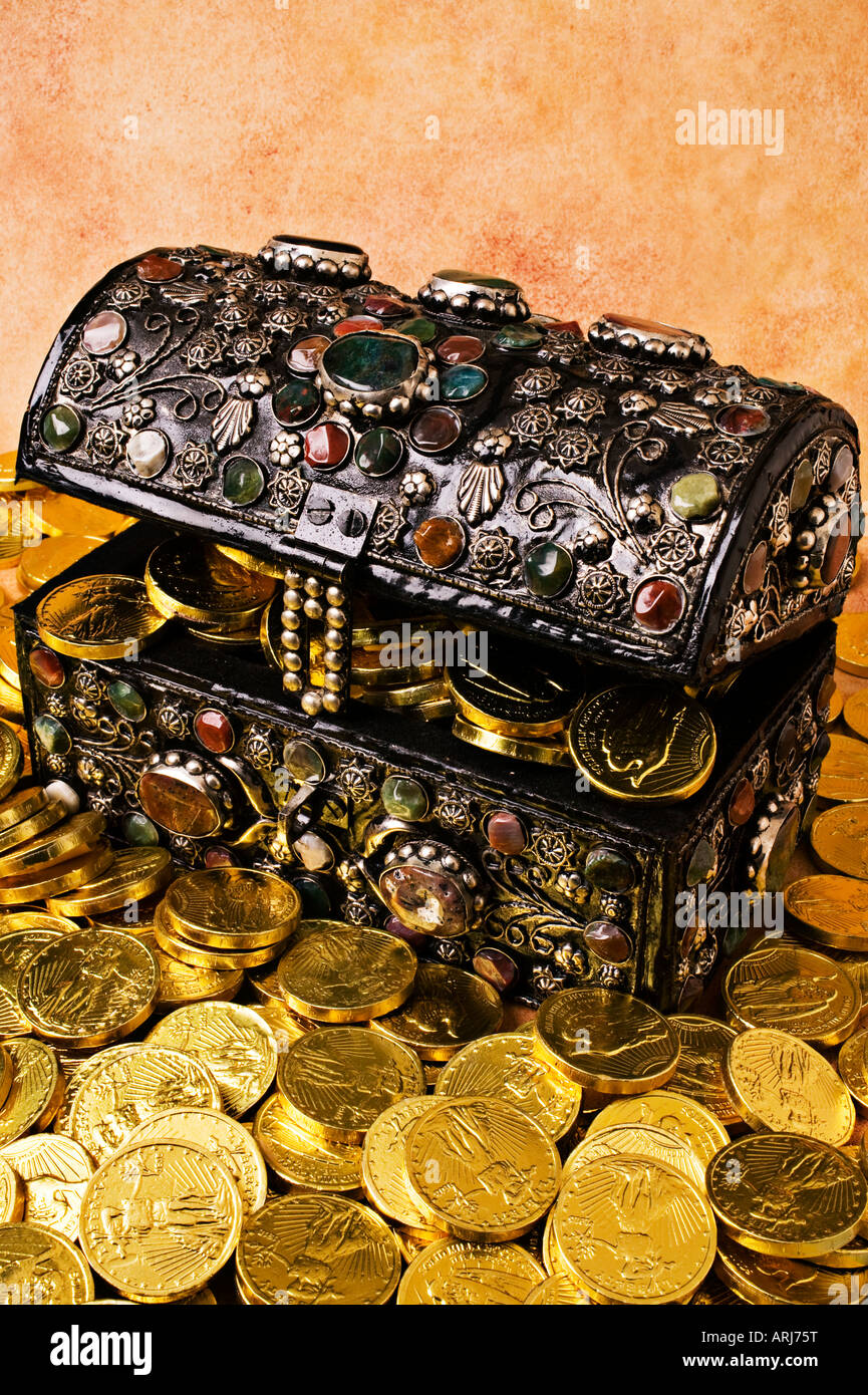 Treasure chest gold coins hi-res stock photography and images - Alamy