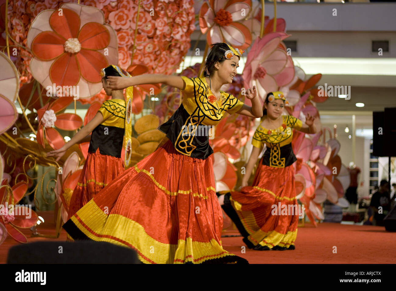Chinese dancing girls hi-res stock photography and images - Alamy
