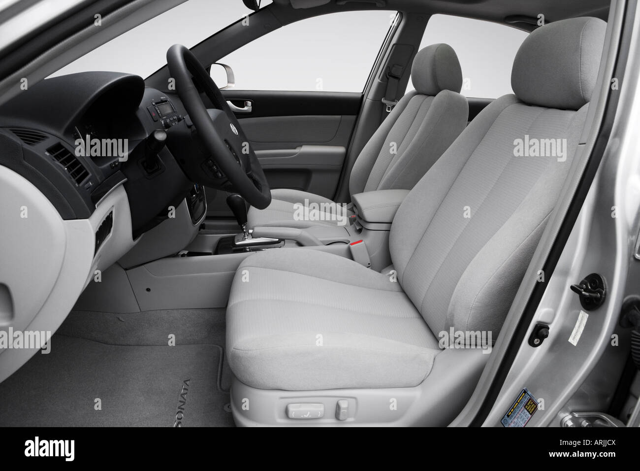 Hyundai Sonata: Front seat Hyundai Sonata: Front seat