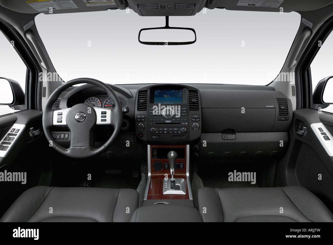 2008 Nissan Pathfinder LE V8 in Gray - Dashboard, center console, gear  shifter view Stock Photo - Alamy