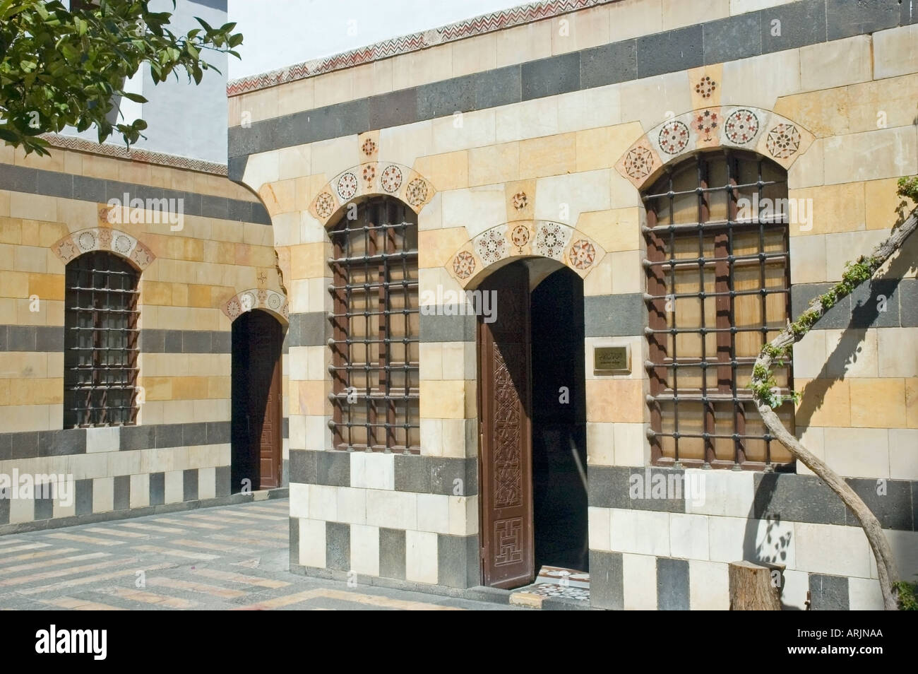 Banded stone facade hi-res stock photography and images - Alamy