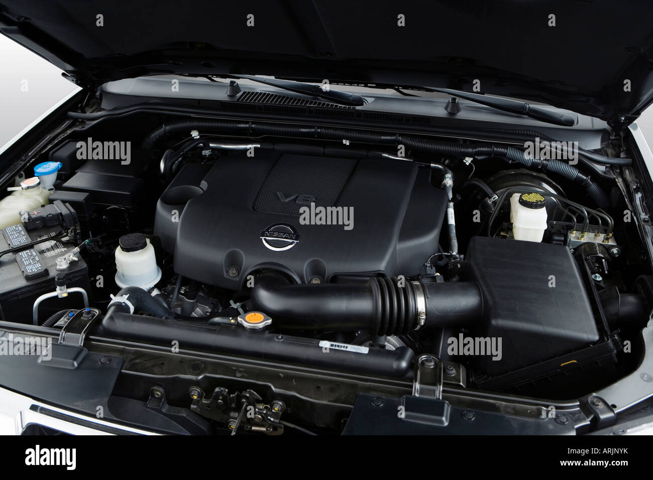 2008 Nissan Pathfinder LE V8 in Gray - Engine Stock Photo - Alamy