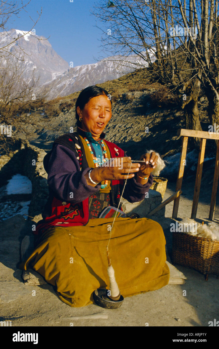 Gurung woman spinning wool, near MUKtinath, Nepal Stock Photo