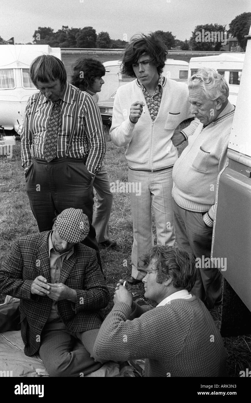 Gypsies playing cards at the Derby Day Horse race day Epsom Downs England 1974. Photograph by Homer Sykes. Stock Photo