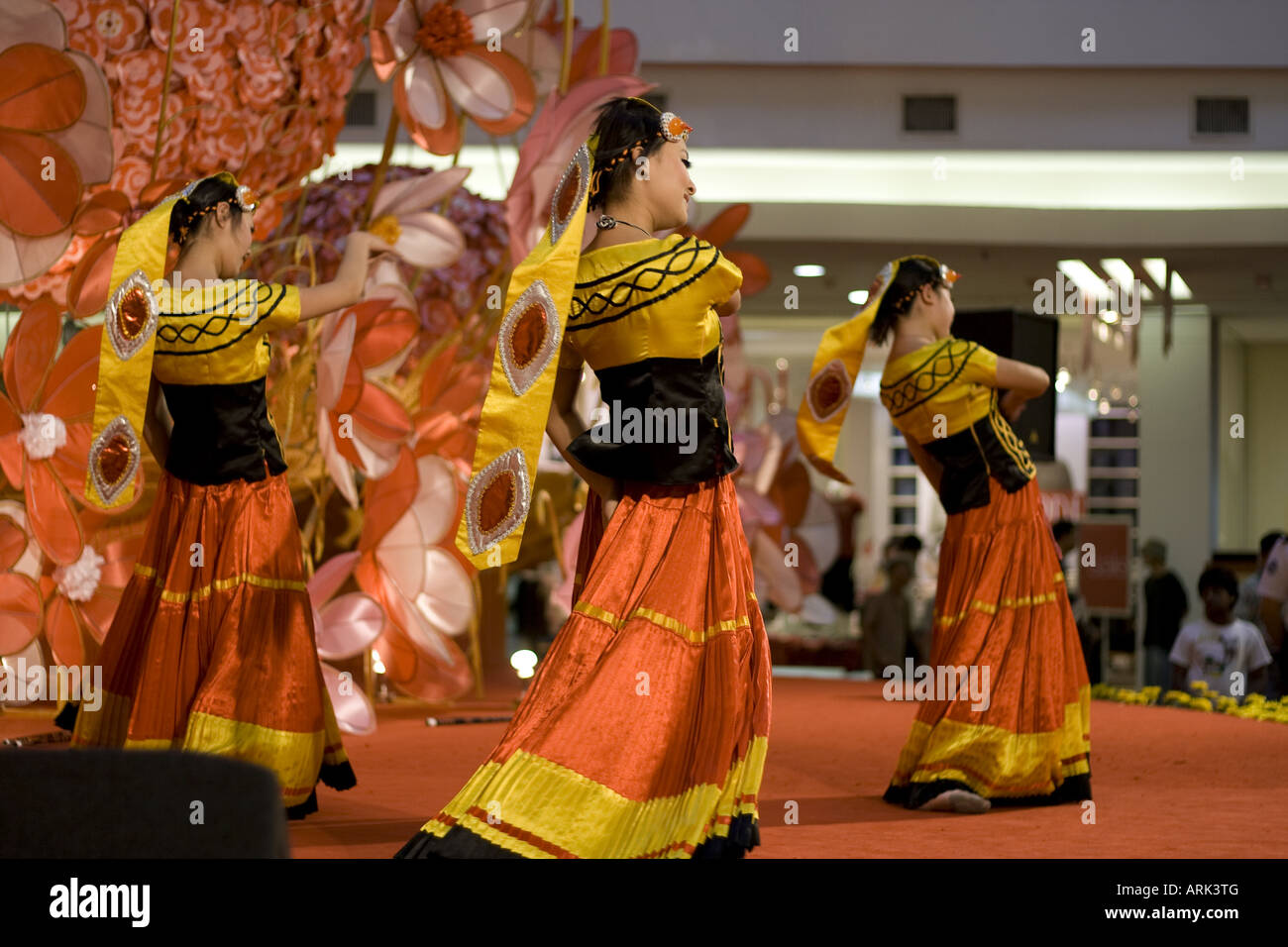 Chinese dancing girls hi-res stock photography and images - Alamy