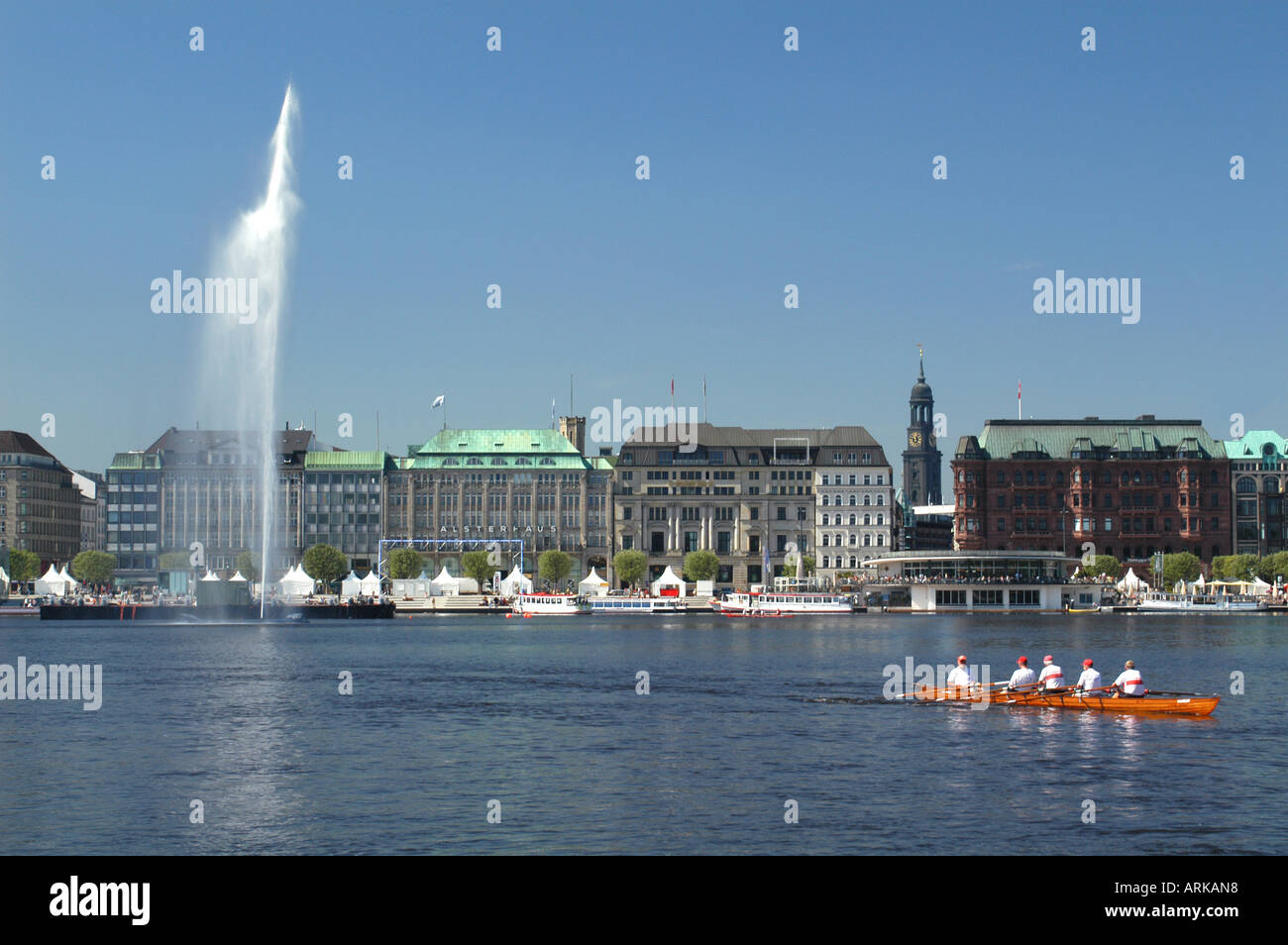 View over lake Binnenalster on the newly designed Jungfernstieg and the department store 'Alsterhaus' with fountain, building of Stock Photo