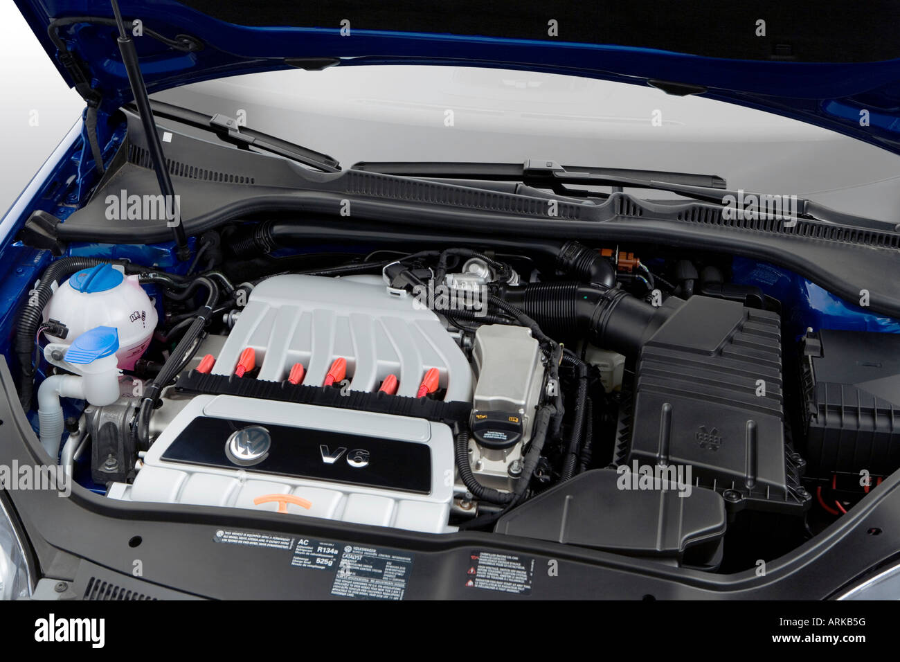 2008 Volkswagen R32 in Blue - Engine Stock Photo - Alamy