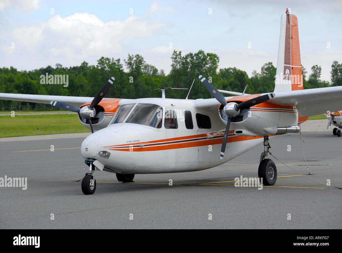 Small twin engine aircraft on the tarmac Stock Photo - Alamy