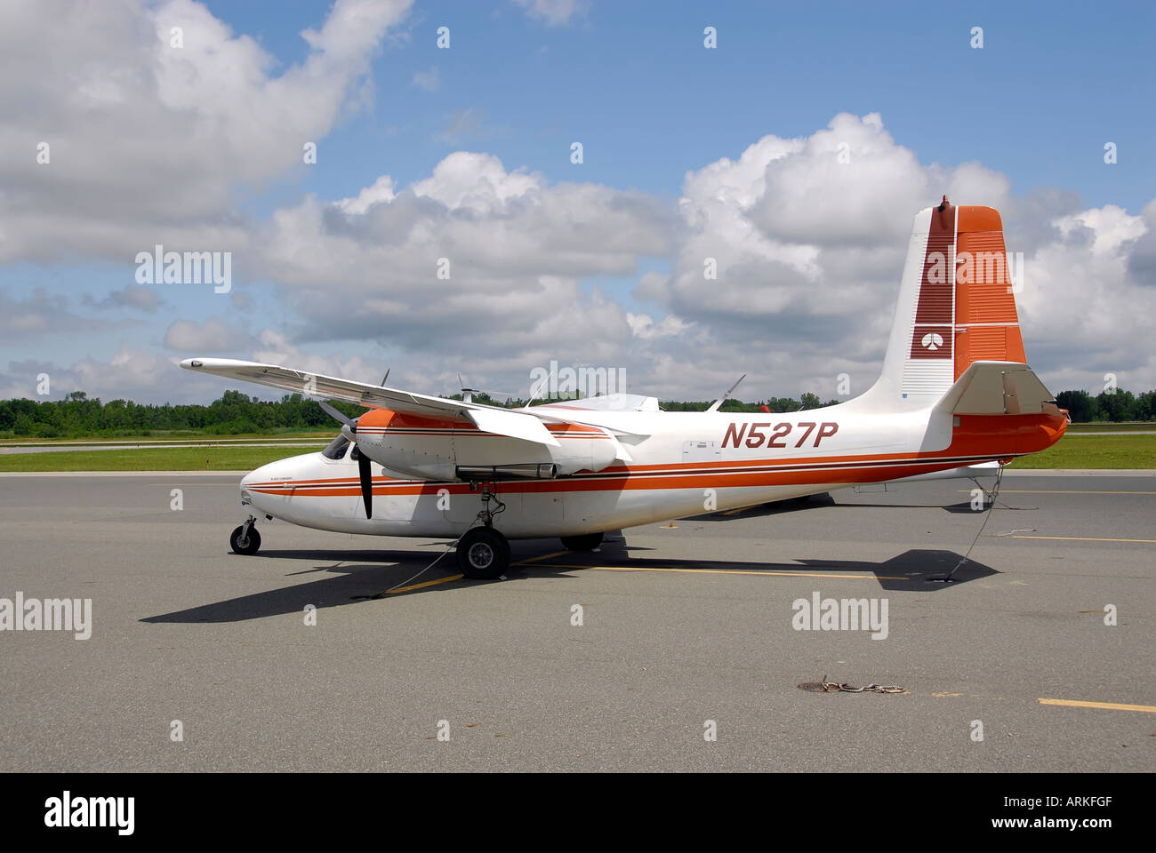 Small twin engine aircraft on the tarmac Stock Photo - Alamy
