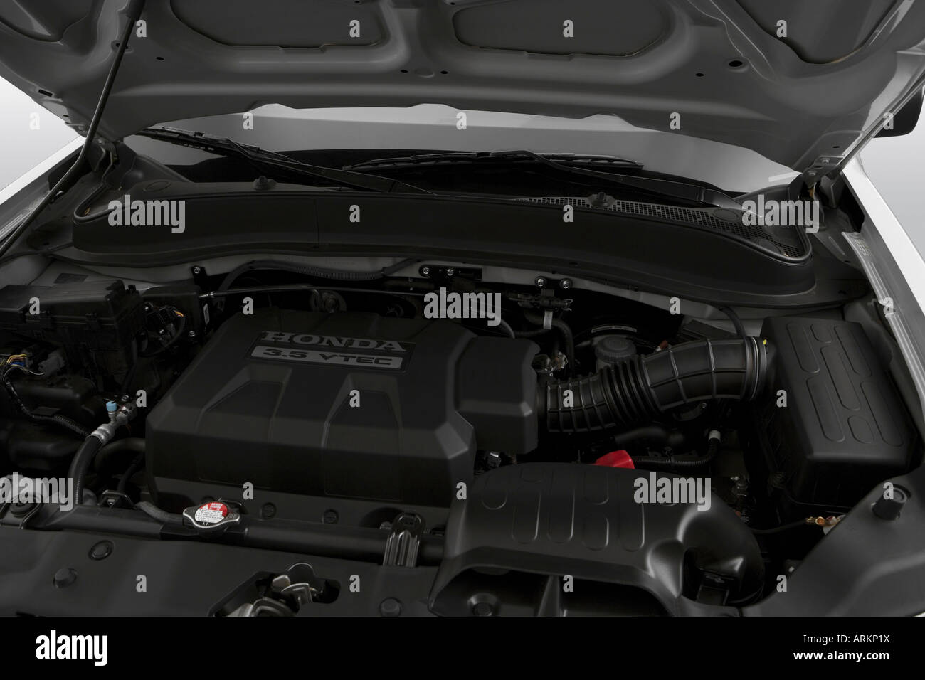 Ridgely Engine 2008 Honda Ridgeline RTX in Silver - Engine Stock Photo - Alamy