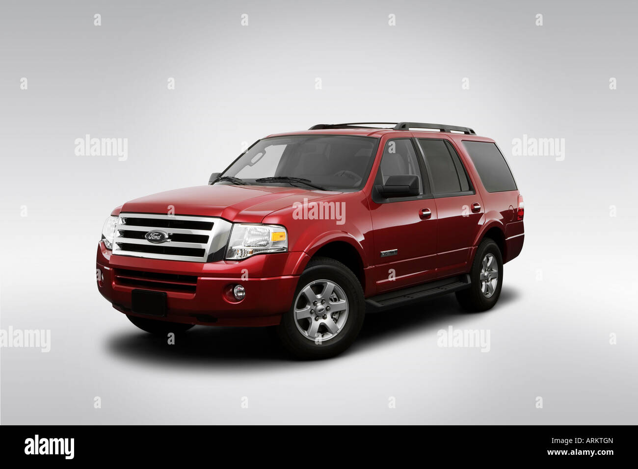 2008 Ford Expedition XLT in Red - Front angle view Stock Photo - Alamy