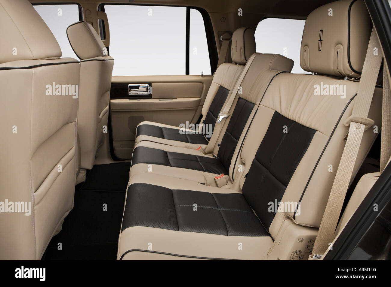 Navigator 2008 Rear 2008 Lincoln Navigator in Green - Rear seats Stock Photo - Alamy