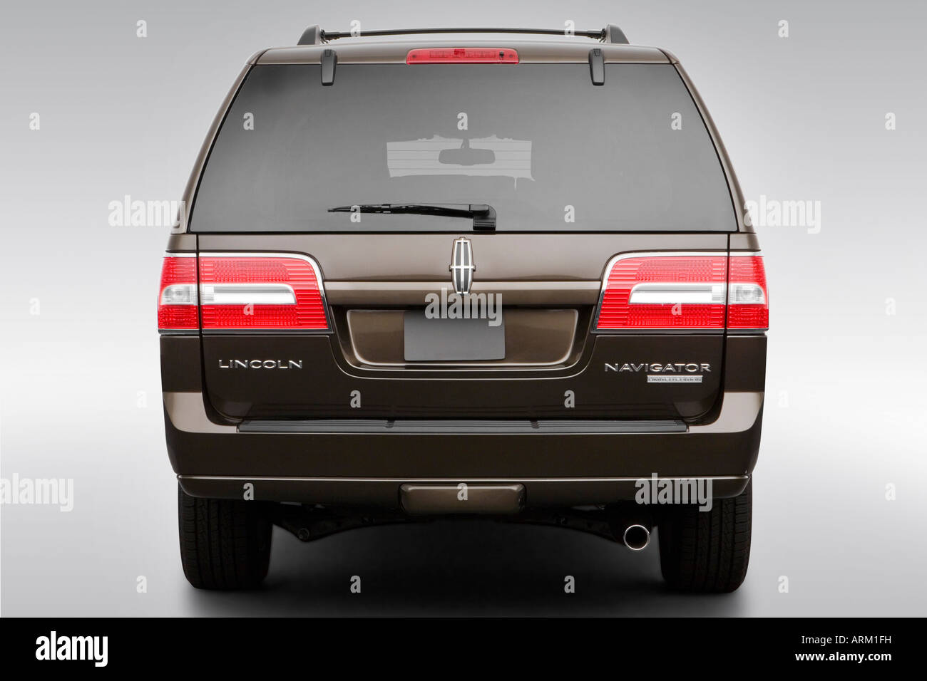 Navigator 2008 Rear 2008 Lincoln Navigator L in Green - Low/Wide Rear Stock Photo - Alamy