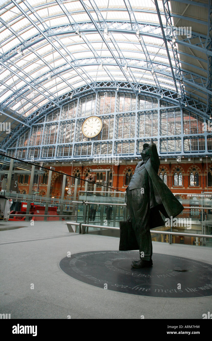 Sir John Betjeman statue in St Pancras Station, London Stock Photo