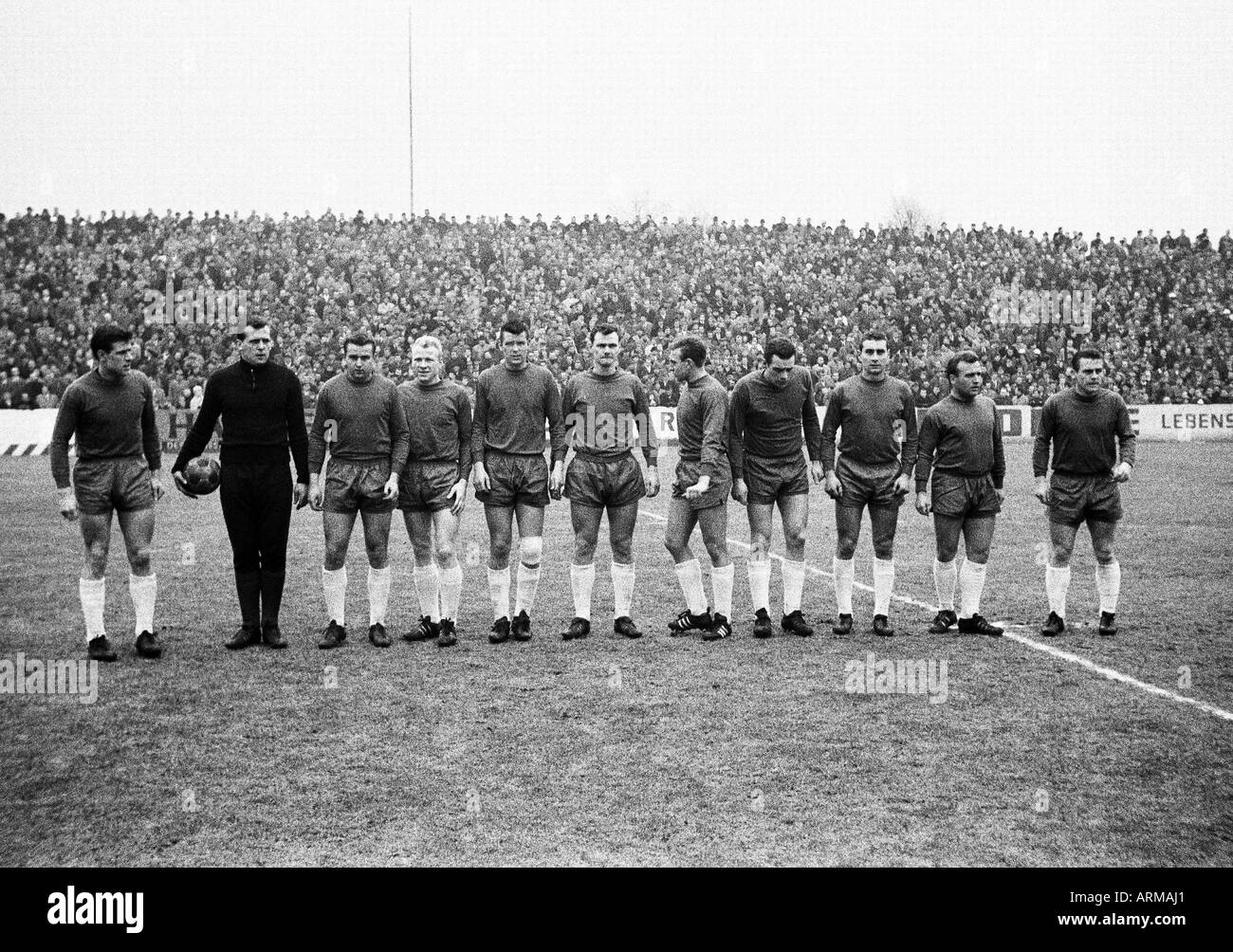 football, Regionalliga West, 1964/1965, Stadium at the Hafenstrasse in Essen, Rot-Weiss Essen versus Wuppertaler SV 1:0, team photograph, shot of Essen, f.l.t.r. Klaus Fetting, Hermann Ross, Heinrich Schulten, Werner Kik, Adolf Steinig, Heinz Dieter Haseb Stock Photo