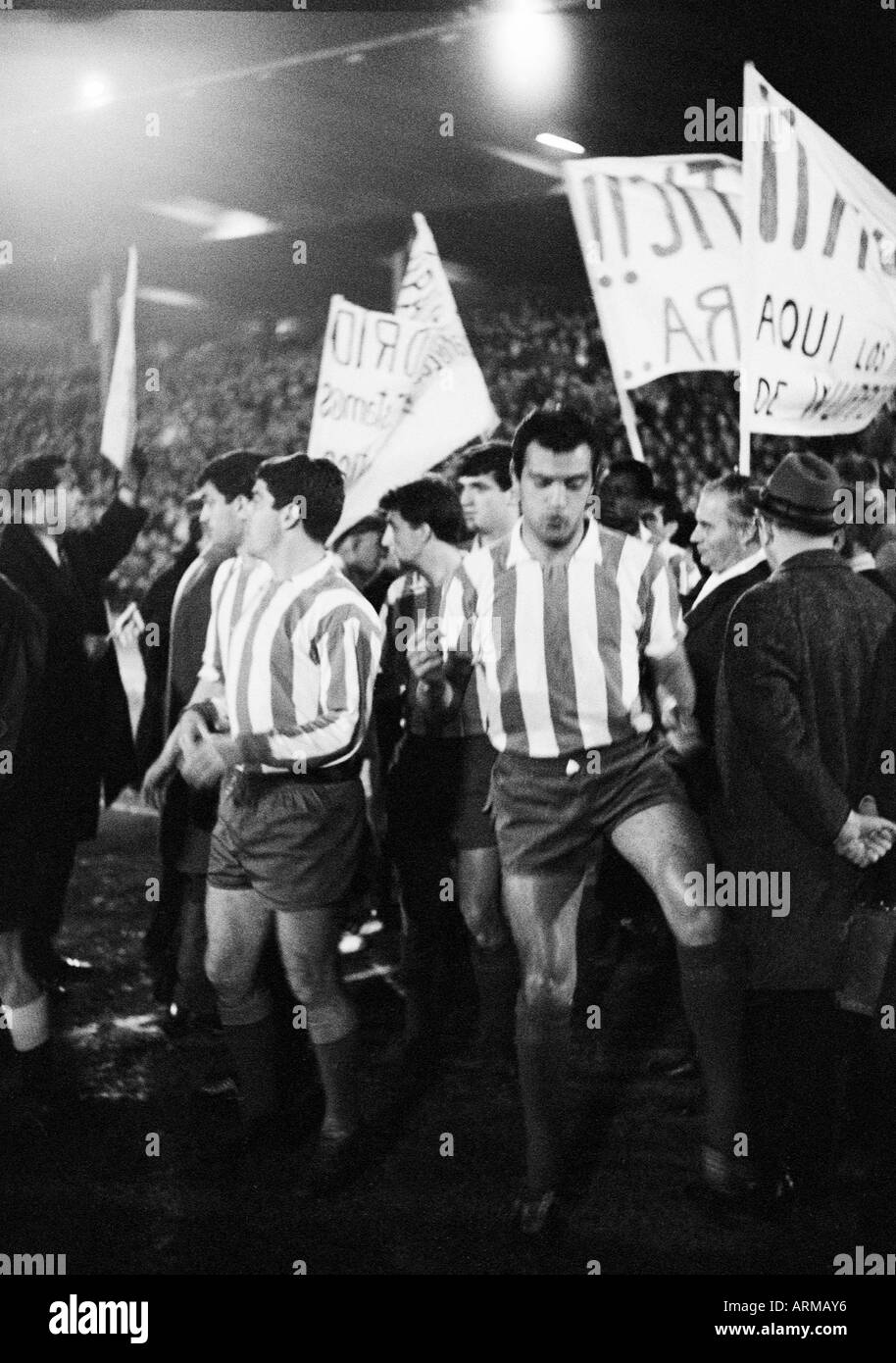 football, European Cup Winners Cup, 1965/1966, quarter final, return leg, Borussia Dortmund versus Atletico Madrid 1:0, Stadium Rote Erde in Dortmund, the Madrid team comes in the stadion, rejoicing football fans welcome their team with banners Stock Photo
