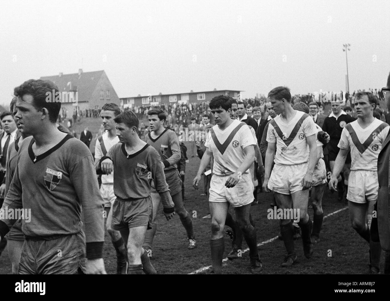 football, Regionalliga West, 1965/1966, Fuerstenberg Stadium in Gelsenkirchen, STV Horst-Emscher versus Fortuna Duesseldorf 3:7, football players leave the pitch, f.l.t.r. Franz Wolny (STV), Willi Marzok (Ddorf), Irbse Urban (STV), Hans Uwe Goebel (STV), Stock Photo