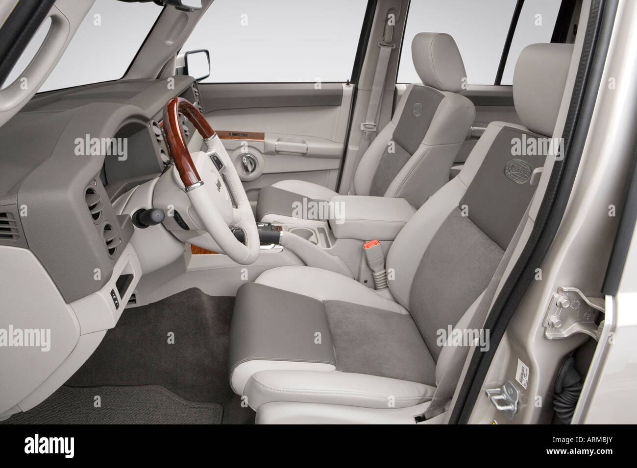 2008 Jeep Commander Overland in Gray - Front seats Stock Photo - Alamy