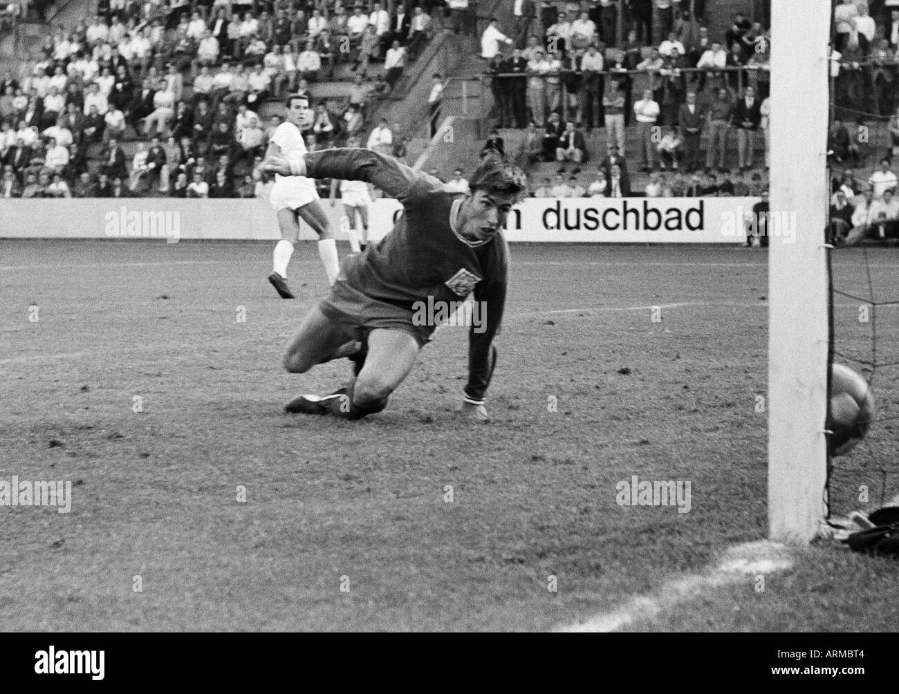 football, friendly game, 1967, Boekelberg Stadium in Moenchengladbach, Borussia Moenchengladbach versus FC Fulham 4:1, scene of the match, goal to Gladbach, the Fulham keeper looks after the ball, left behind Peter Dietrich (MG) Stock Photo