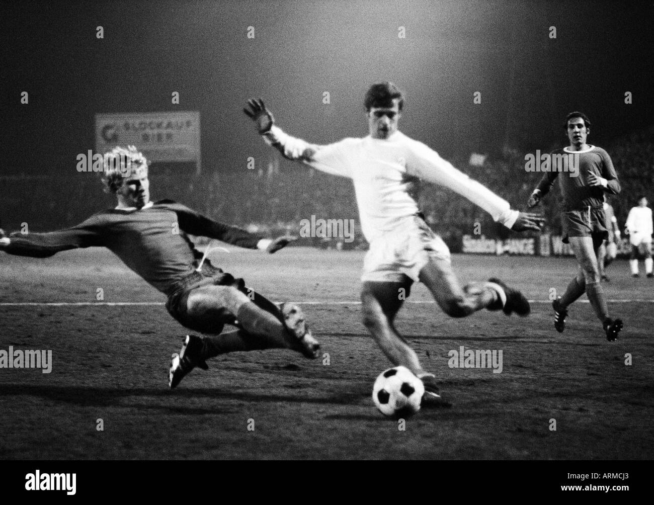 football, European Cup Winners Cup, quarter final, return leg, 1969/1970, FC Schalke 04 versus Dinamo Zagreb 1:0, Stadium Glueckaufkampfbahn in Gelsenkirchen, scene of the match, duel between Rolf Ruessmann (S04) left and Marijan Novak (Zagreb), right Han Stock Photo