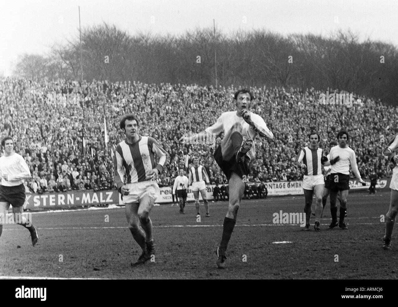 football, Regionalliga West, 1969/1970, ETB Schwarz-Weiss Essen versus  Arminia Bielefeld 0:1, Stadium am Uhlenkrug in Essen, scene of the match,  f.l.t.r. Klaus Franke (ETB), Norbert Leopoldseder (Bielefeld), Horst Wenzel  (Bielefeld) behind, Heiko