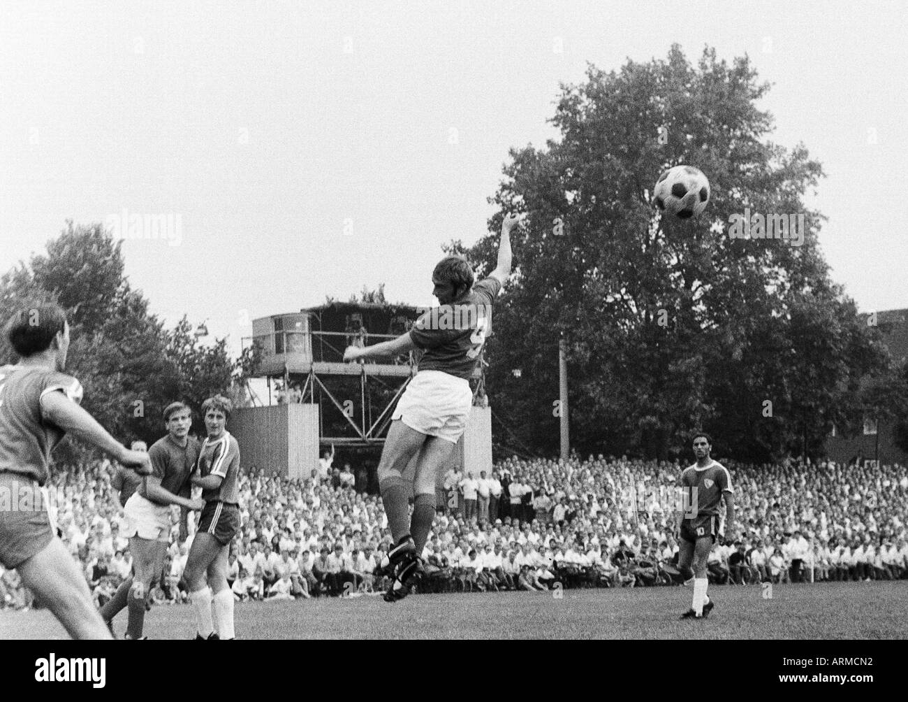 football, Regionalliga 1969/1970, promotion match to the Bundesliga 1970/1971, VfL Bochum versus Kickers Offenbach 1:1, Stadium an der Castroper Strasse in Bochum, scene of the match, f.l.t.r. Dieter Versen (Bochum), Alfred Resenberg (Offenbach), Heinz Ju Stock Photo