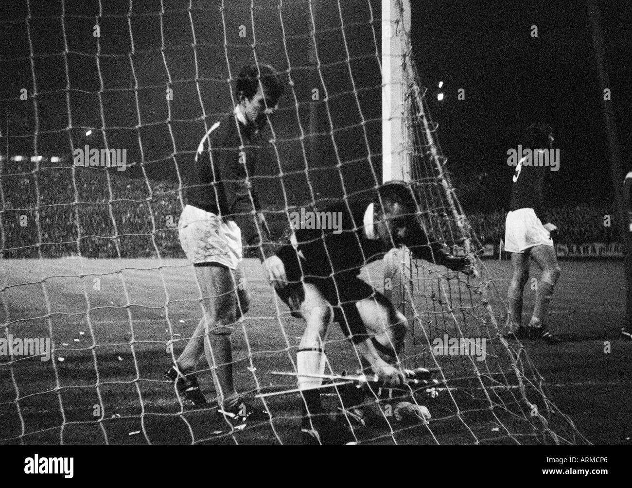 football, European Cup, eighth final, first leg, 1970/1971, Boekelberg Stadium in Moenchengladbach, Borussia Moenchengladbach versus FC Everton 1:1, two football players of Everton, a linesman checks the goal net Stock Photo