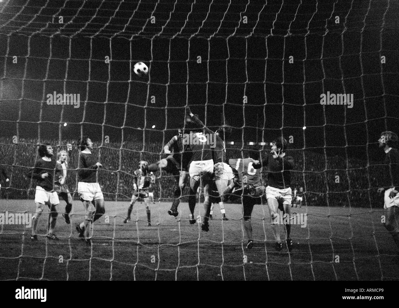 football, European Cup, eighth final, first leg, 1970/1971, Boekelberg Stadium in Moenchengladbach, Borussia Moenchengladbach versus FC Everton 1:1, scene of the match, Berti Vogts (MG) 2.f.l., Horst Koeppel (MG) 4.f.l., Herbert Laumen (MG) 5.f.l., keeper Stock Photo
