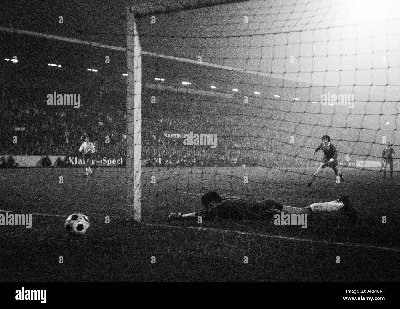 football, DFB Cup, quarter final, 1970/1971, Stadium Glueckaufkampfbahn in Gelsenkirchen, Schalke 04 versus Rot-Weiss Oberhausen 1:0, scene of the match, 1:0 golden goal to Schalke, keeper Wolfgang Scheid (RWO) is beaten Stock Photo